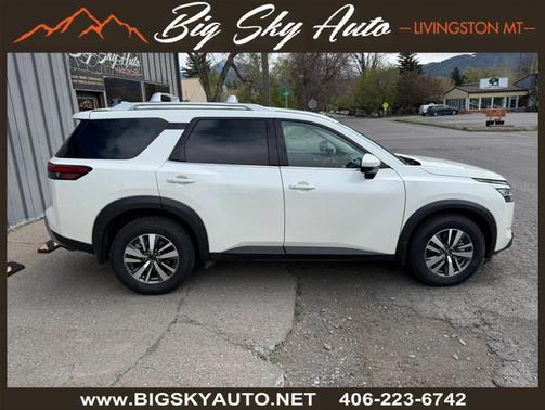White 2024 Nissan Pathfinder SL