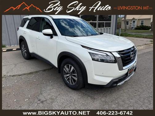 White 2024 Nissan Pathfinder SL SUV