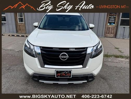 White 2024 Nissan Pathfinder SL