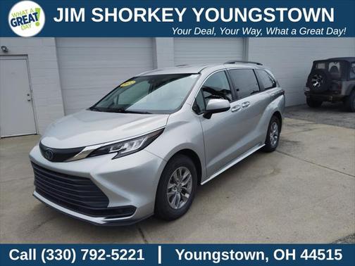 2022 Toyota Sienna LE