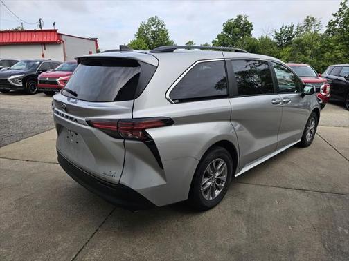 2022 Toyota Sienna LE