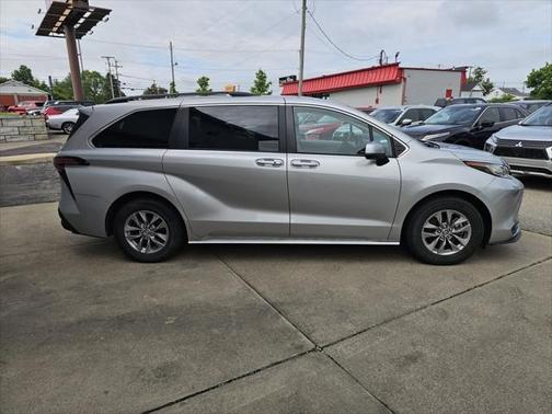 2022 Toyota Sienna LE