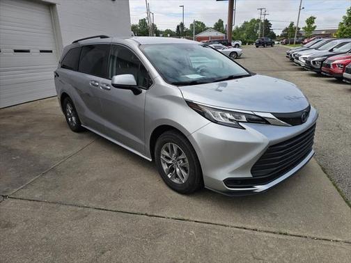 2022 Toyota Sienna LE
