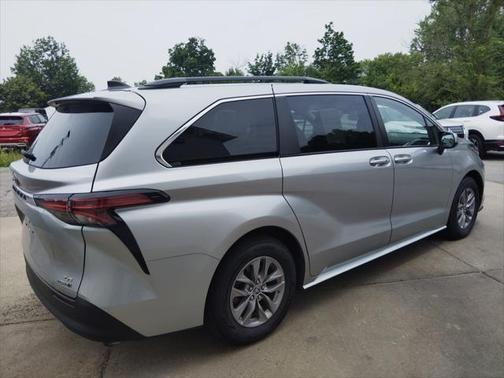 2022 Toyota Sienna LE