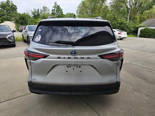 2022 Toyota Sienna LE