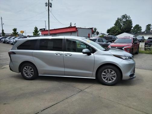 2022 Toyota Sienna LE