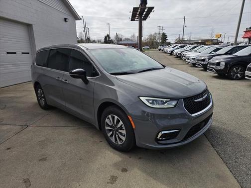 2025 Chrysler Pacifica Hybrid Select