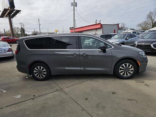 2025 Chrysler Pacifica Hybrid Select
