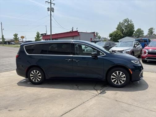 2025 Chrysler Pacifica Hybrid Select