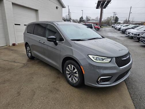 2025 Chrysler Pacifica Hybrid Select
