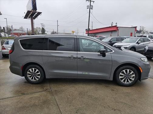 2025 Chrysler Pacifica Hybrid Select
