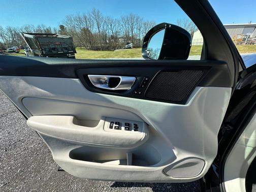 2023 Volvo XC60 B5 Plus Dark Theme