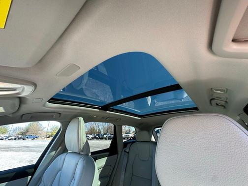 2023 Volvo XC60 B5 Plus Dark Theme