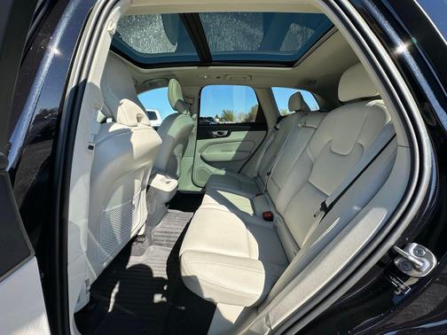 2023 Volvo XC60 B5 Plus Dark Theme