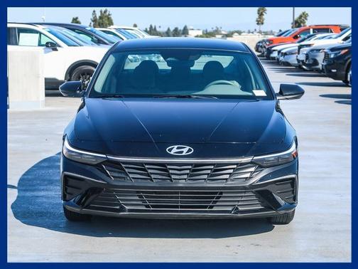 2024 Hyundai ELANTRA SE