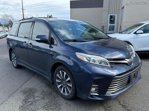 2020 Toyota Sienna XLE