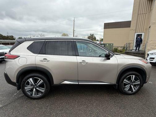 Champagne Silver Metallic/Super Black 2023 Nissan Rogue Platinum