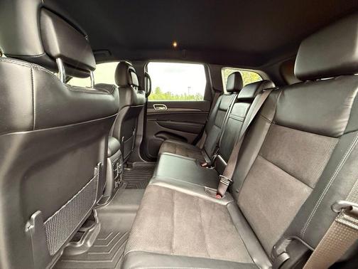 Sting-Gray Clearcoat 2022 Jeep Grand Cherokee Laredo