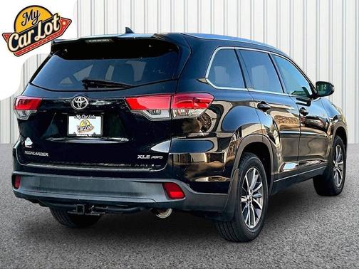 Midnight Black Metallic 2018 Toyota Highlander SE