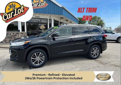Midnight Black Metallic 2018 Toyota Highlander SE