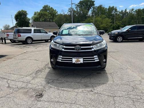 Midnight Black Metallic 2018 Toyota Highlander SE