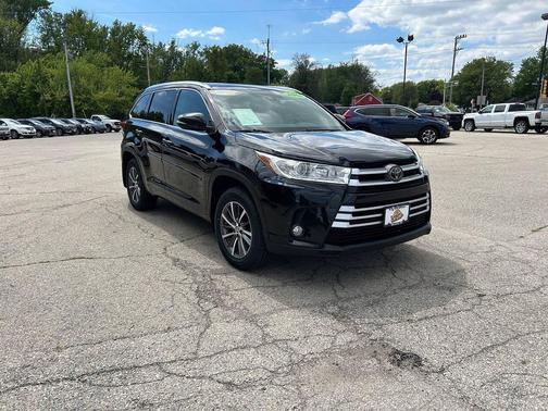Midnight Black Metallic 2018 Toyota Highlander SE