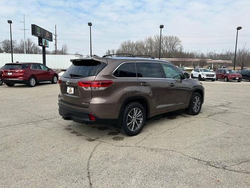 Toasted Walnut Pearl 2017 Toyota Highlander XLE
