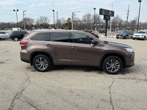 Toasted Walnut Pearl 2017 Toyota Highlander XLE