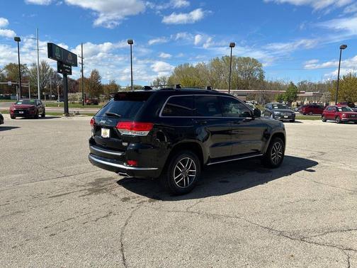 Diamond Black Crystal Pearl Coat 2018 Jeep Grand Cherokee Summit