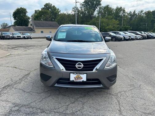 Gun Metallic 2018 Nissan Versa 1.6 SV