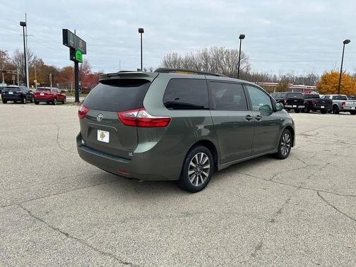 2020 Toyota Sienna LE