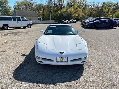 Arctic White 2004 Chevrolet Corvette Base