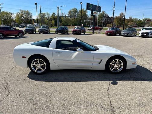 Arctic White 2004 Chevrolet Corvette Base