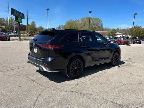 Midnight Black Metallic 2023 Toyota Highlander XSE