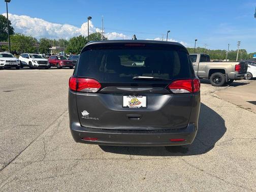 Granite Crystal Metallic Clear Coat 2017 Chrysler Pacifica Touring