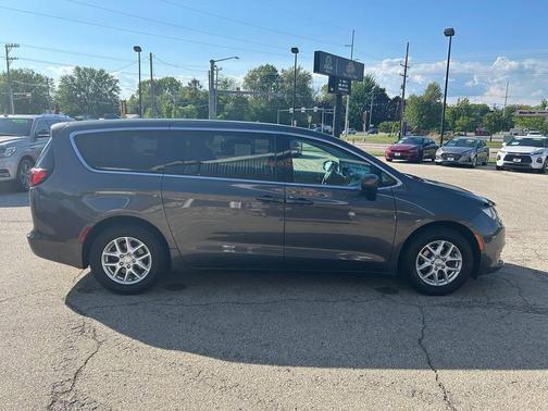 Granite Crystal Metallic Clear Coat 2017 Chrysler Pacifica Touring