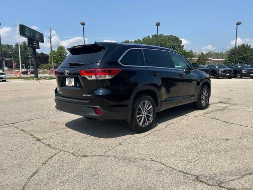 Midnight Black Metallic 2018 Toyota Highlander XLE