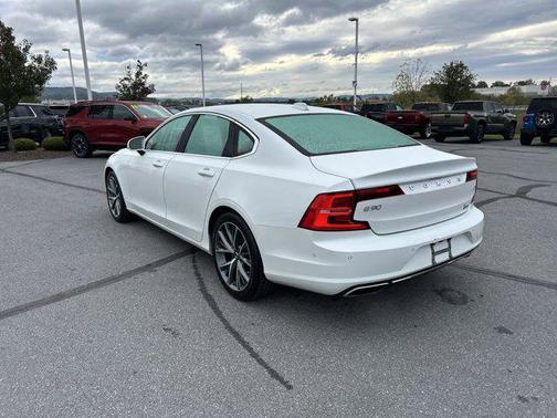 2017 Volvo S90 T6 Momentum