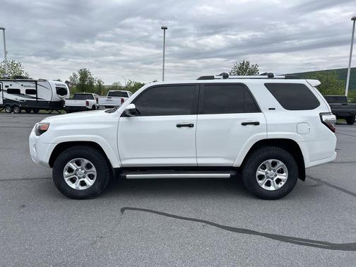 Super White 2021 Toyota 4Runner SR5