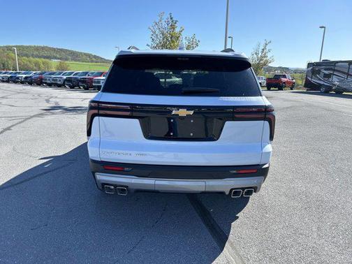 Polar White Tricoat 2026 Chevrolet Traverse LT