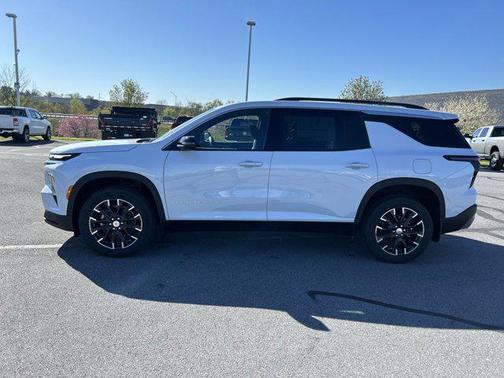 Polar White Tricoat 2026 Chevrolet Traverse LT