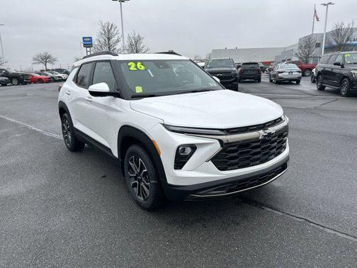 Iridescent Pearl Tricoat 2026 Chevrolet Trailblazer ACTIV