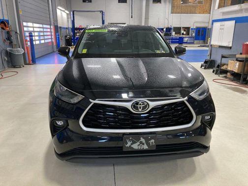 Midnight Black Metallic 2023 Toyota Highlander LE
