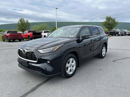 Midnight Black Metallic 2023 Toyota Highlander LE
