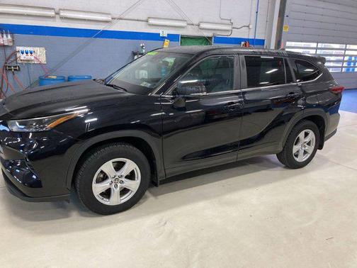 Midnight Black Metallic 2023 Toyota Highlander LE