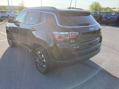 Diamond Black Crystal Pearlcoat 2022 Jeep Compass Limited