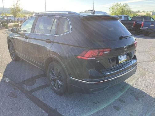 Deep Black Pearl 2024 Volkswagen Tiguan 2.0T SE 4MOTION