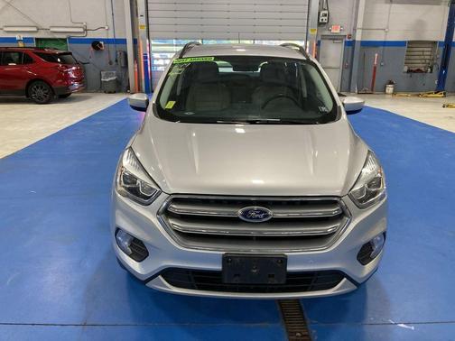 Ingot Silver Metallic 2017 Ford Escape SE