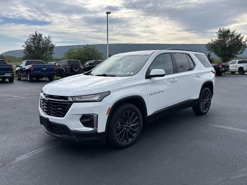 Summit White 2023 Chevrolet Traverse RS