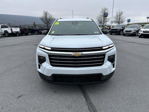 Polar White Tricoat 2026 Chevrolet Traverse LT
